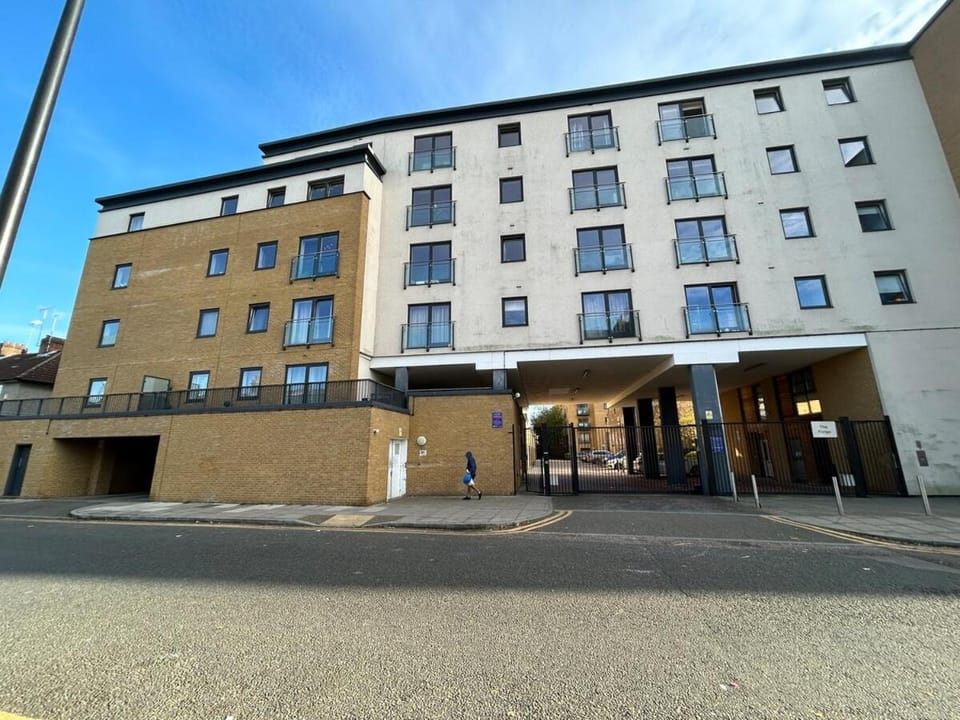 Elegant City Retreat Moments from Canary Wharf Apartment in London Borough of Lewisham