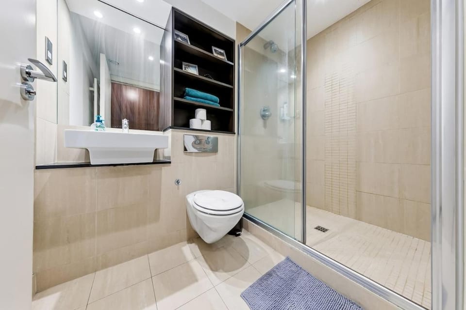 Elegant City Retreat Moments from Canary Wharf Apartment in London Borough of Lewisham