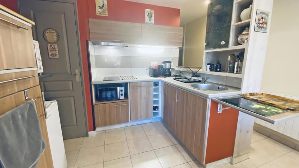 Kitchen or kitchenette, dishwasher, stove