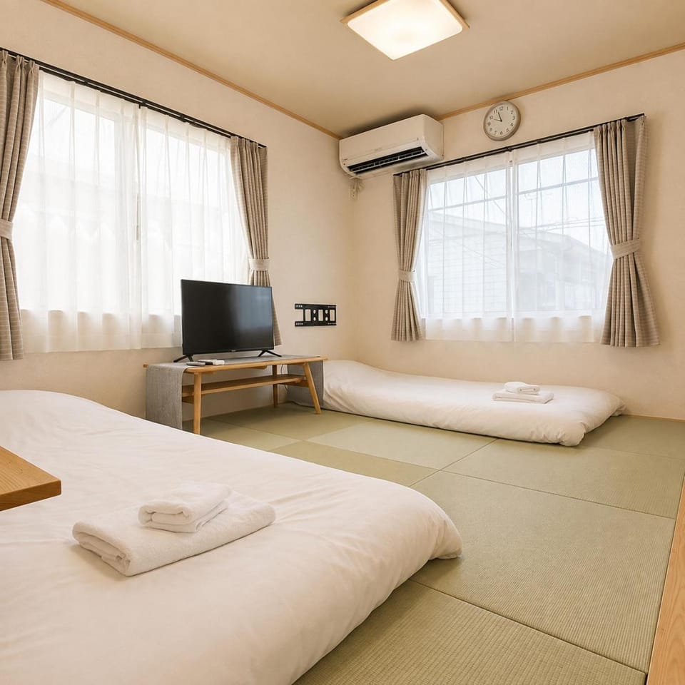 Communal lounge/ TV room, Bed, TV and multimedia, Photo of the whole room, Bedroom