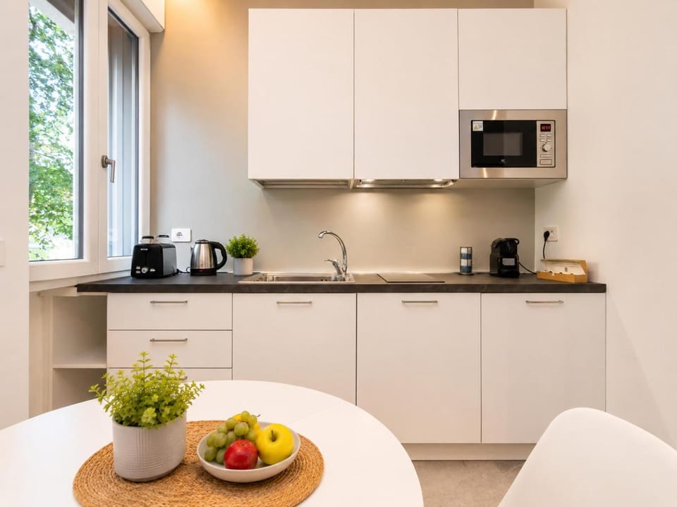 Coffee/tea facilities, Kitchen or kitchenette, Dining area, stove, toaster