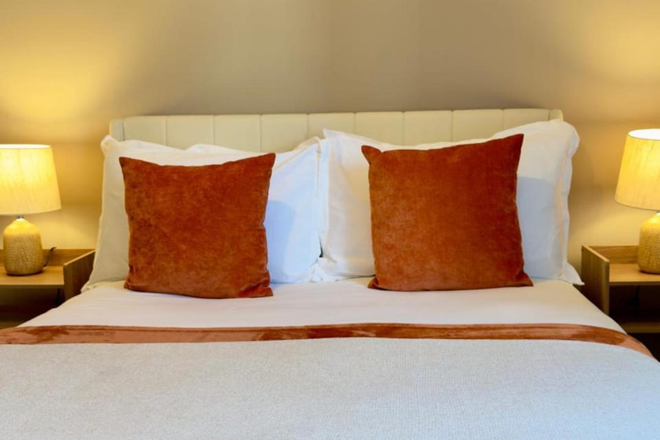 St Julian House- Town Centre- Castle Park- Hot Tub House in Colchester