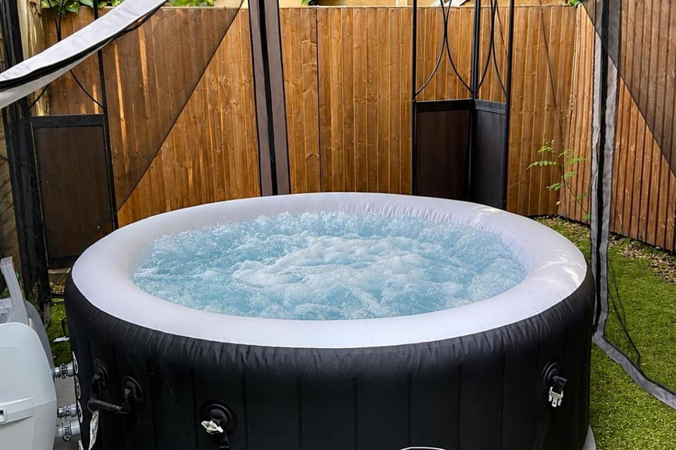 St Julian House- Town Centre- Castle Park- Hot Tub House in Colchester