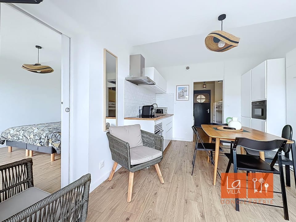 Living room, Dining area, oven, pet friendly, stove