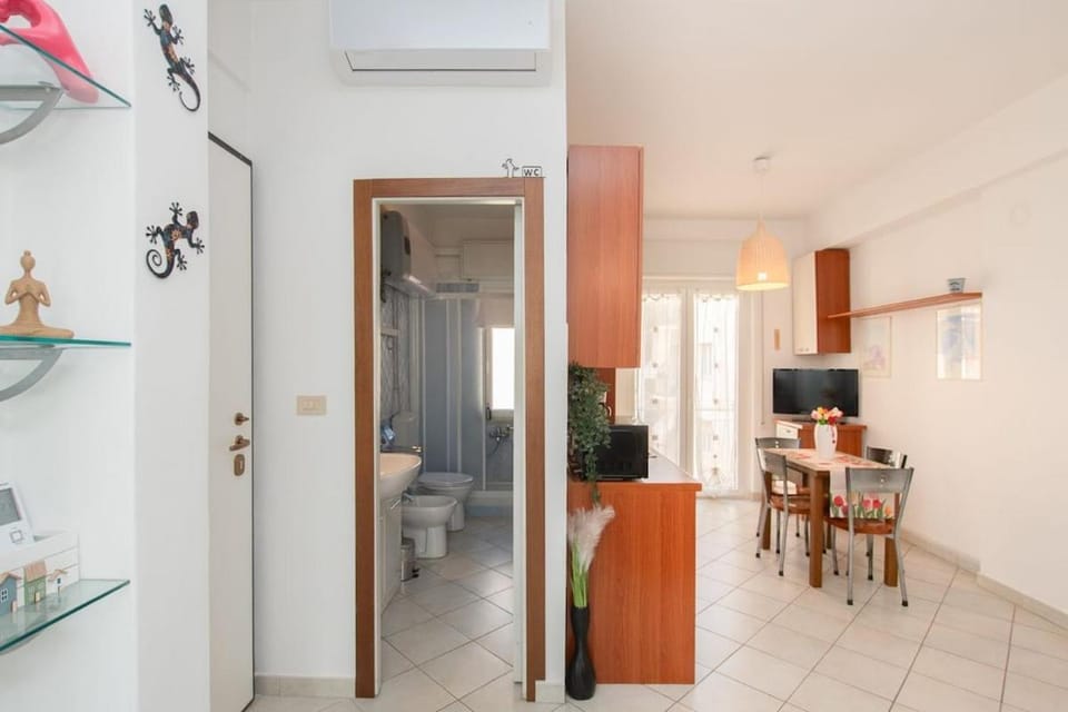 TV and multimedia, Kitchen or kitchenette, Living room, Seating area, Dining area