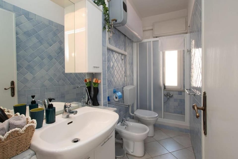 Shower, Toilet, Bathroom, bidet, towels