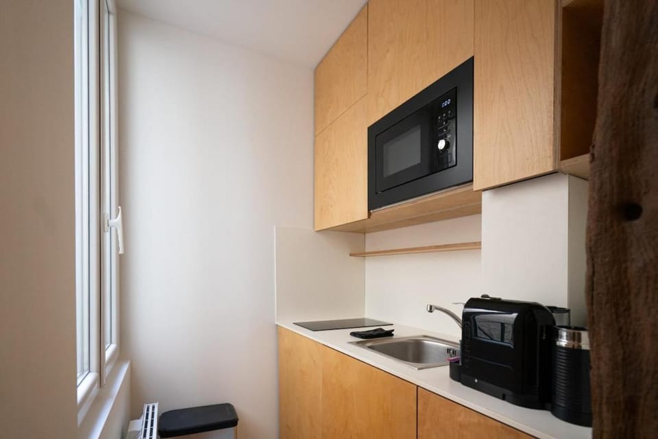Coffee/tea facilities, Kitchen or kitchenette, stove