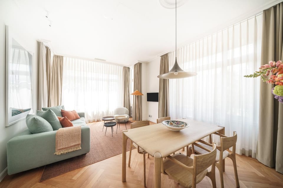 TV and multimedia, Living room, Seating area, Dining area