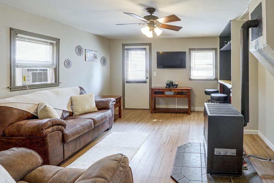Walk to Park & Creek! Spearfish Couple’s Retreat House in Spearfish