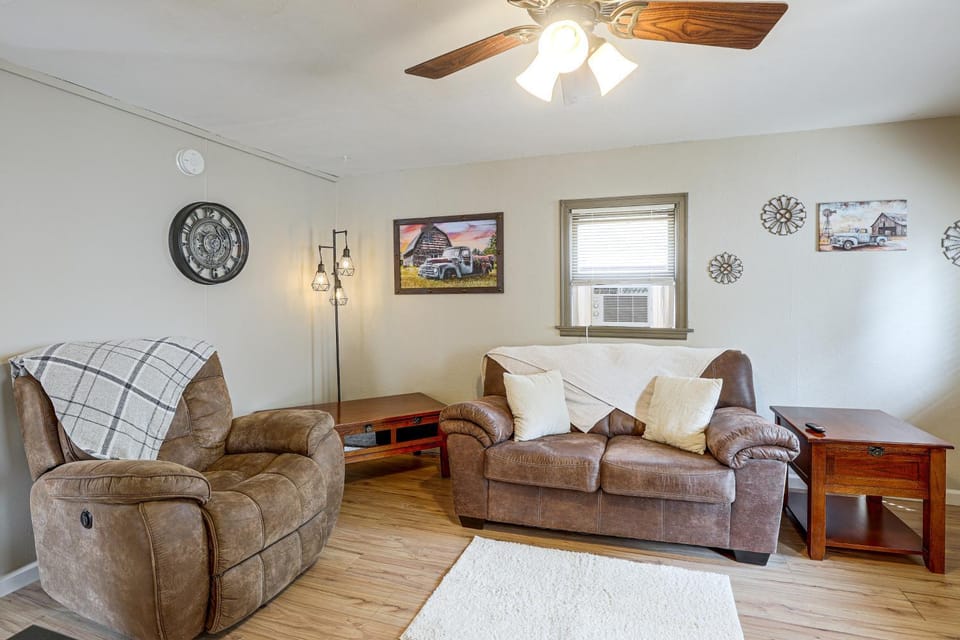 Walk to Park & Creek! Spearfish Couple’s Retreat House in Spearfish