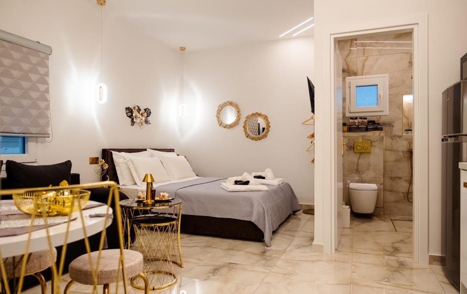 Bed, Bathroom, TV and multimedia, Photo of the whole room, Seating area