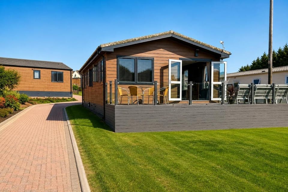 Property building, Hot Tub, Seating area, Garden view, Parking