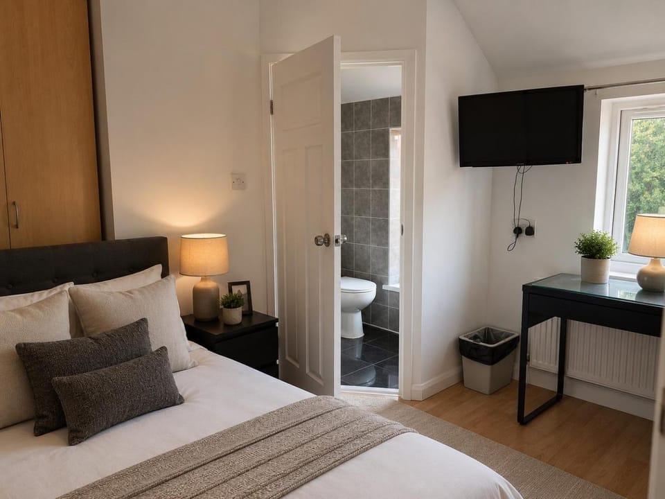 Toilet, Bed, Photo of the whole room, Bedroom