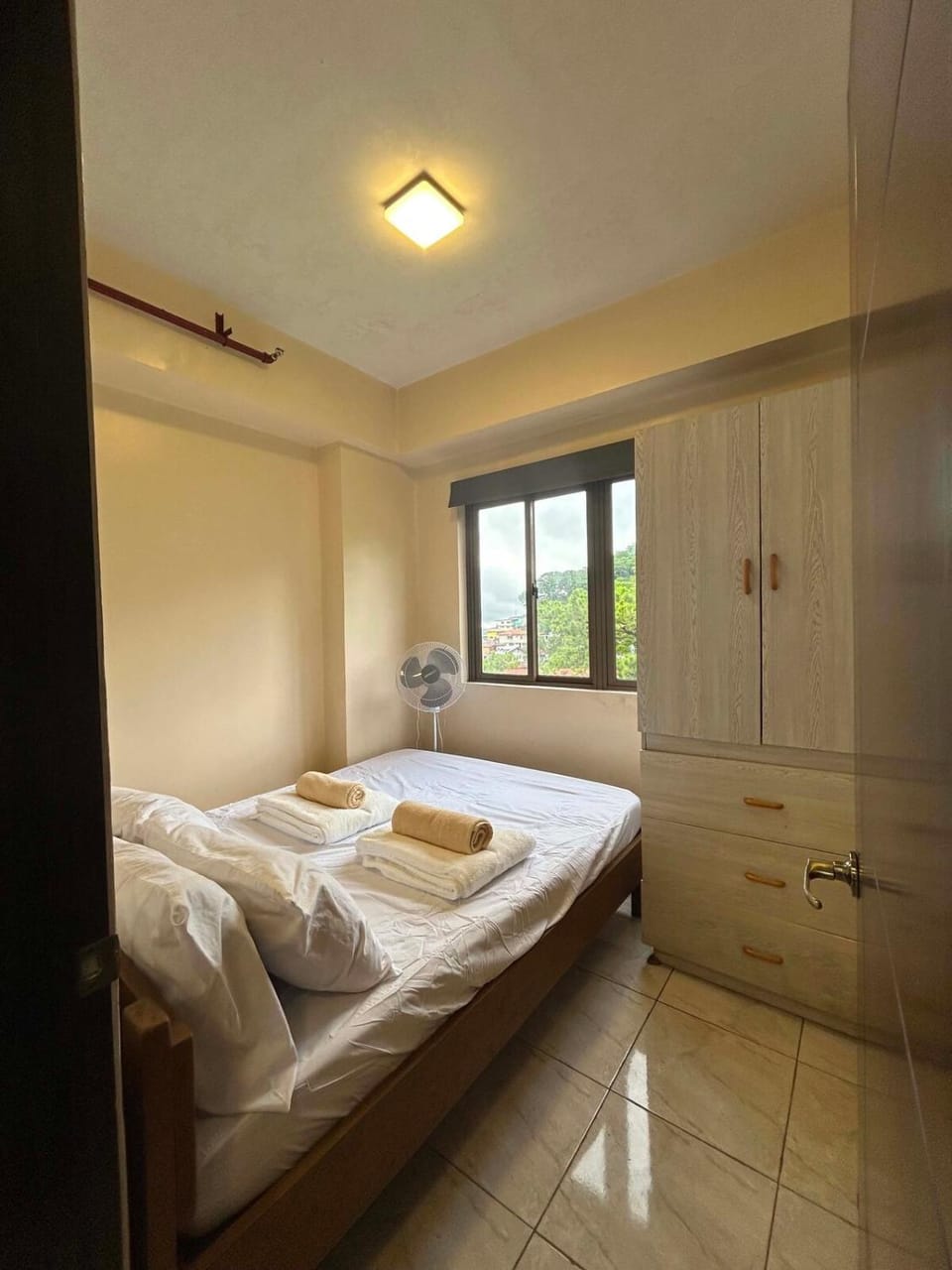 Bed, Bedroom, towels