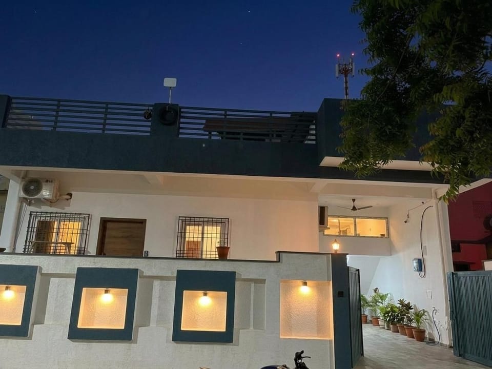 Chic Modern Studio, 1 Min to Metro, AC & Work Apartment in Jaipur