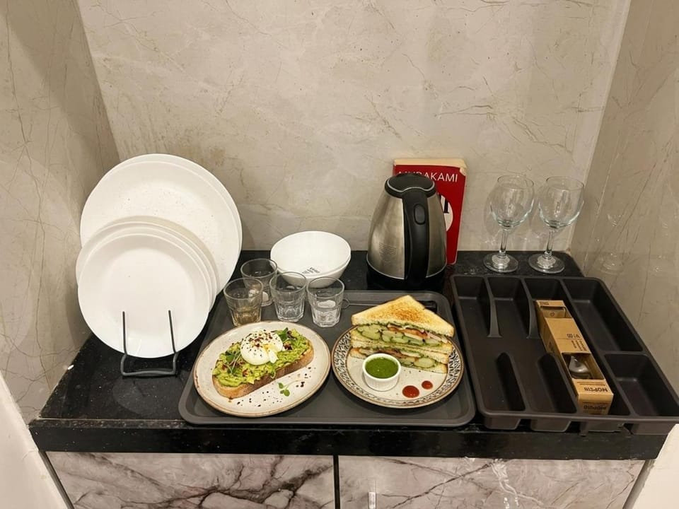 Chic Modern Studio, 1 Min to Metro, AC & Work Apartment in Jaipur