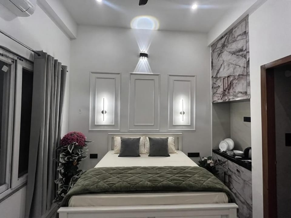 Chic Modern Studio, 1 Min to Metro, AC & Work Apartment in Jaipur