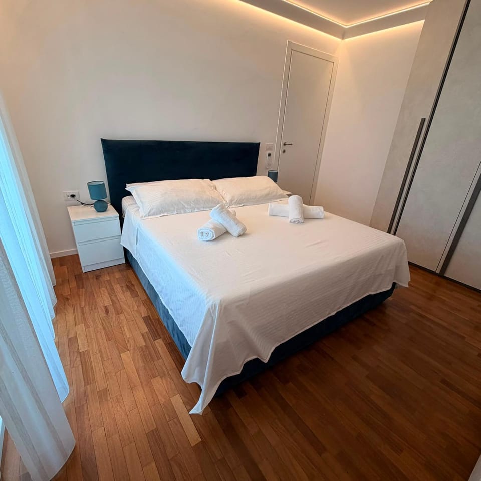 Bed, Bedroom, towels, wardrobe