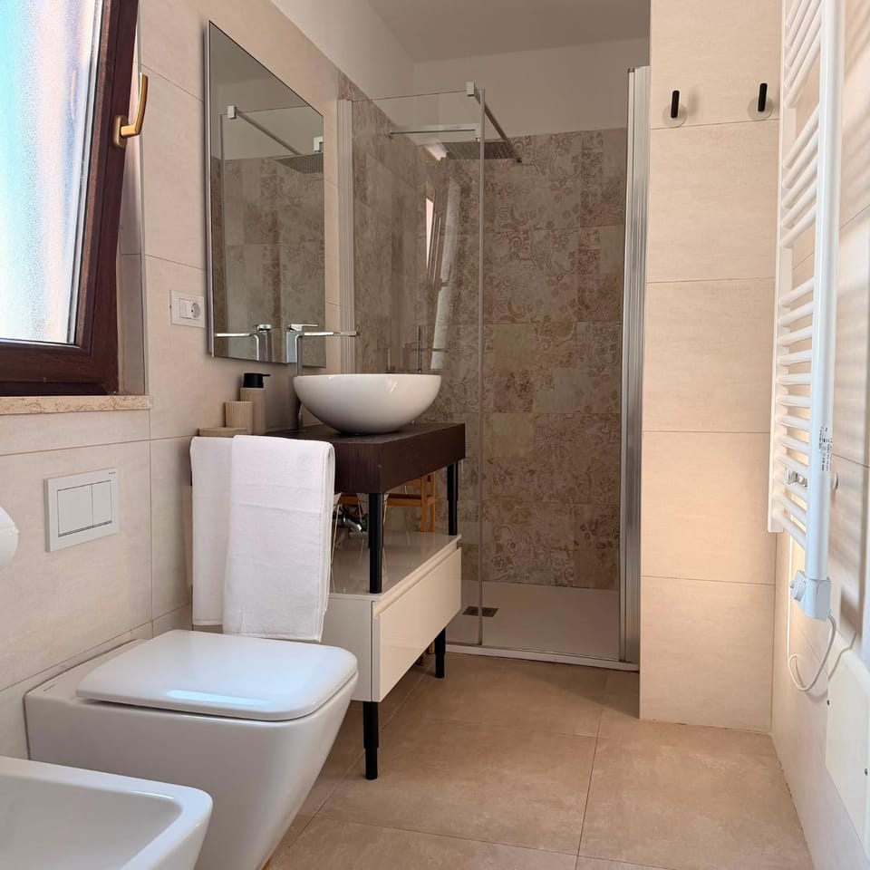 Shower, Toilet, Bathroom, towels