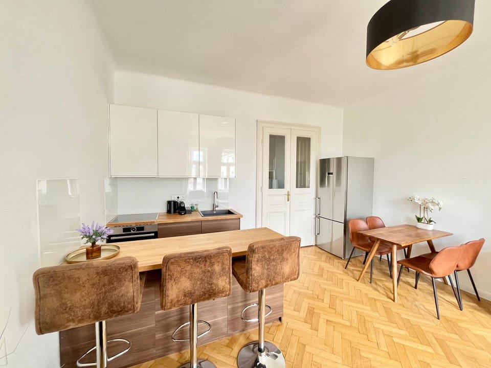 Kitchen or kitchenette, Living room, Seating area, Dining area, oven, pet friendly, stove