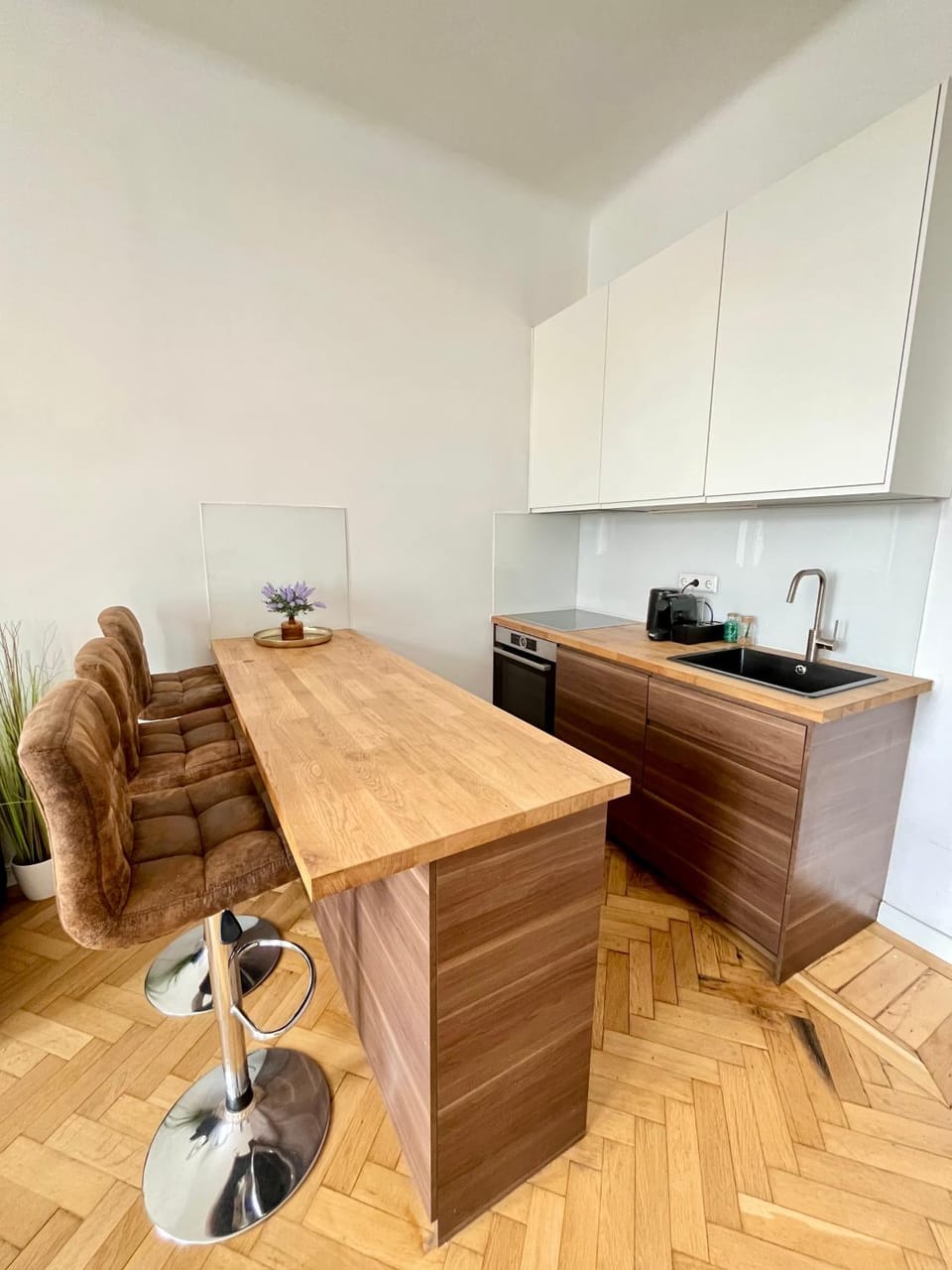 Kitchen or kitchenette, Living room, Seating area, Dining area, oven, stove