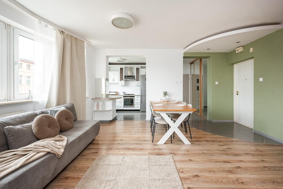 Kitchen or kitchenette, Living room, Seating area, Dining area, oven