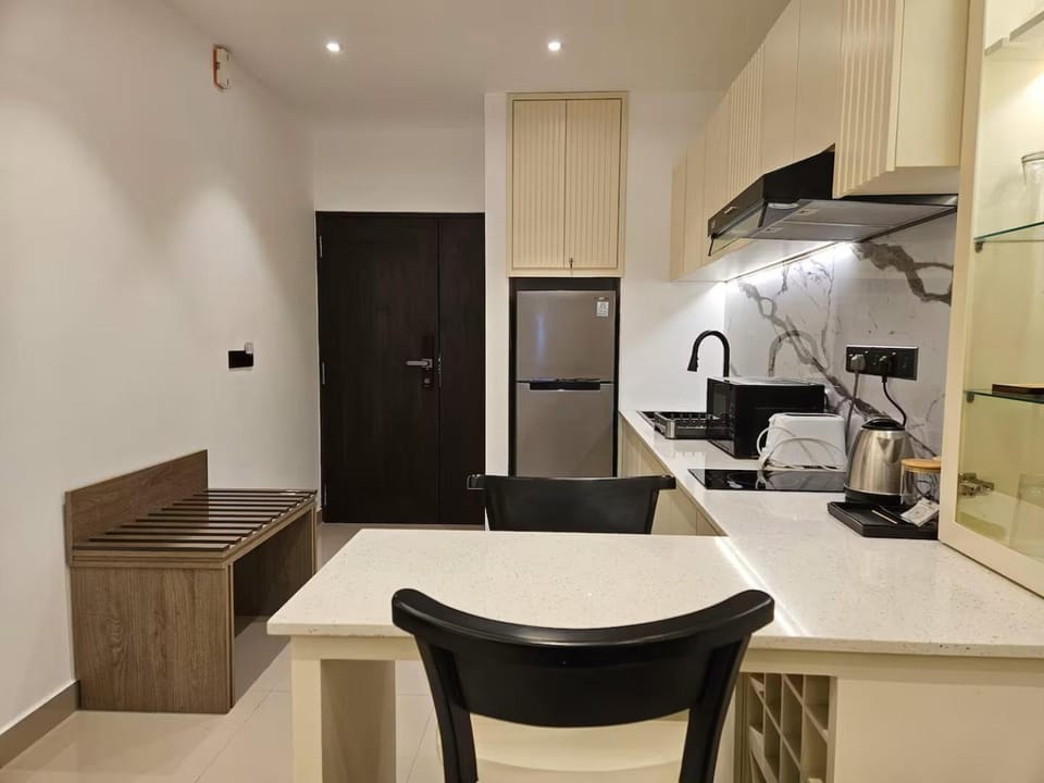 Kitchen or kitchenette, Dining area