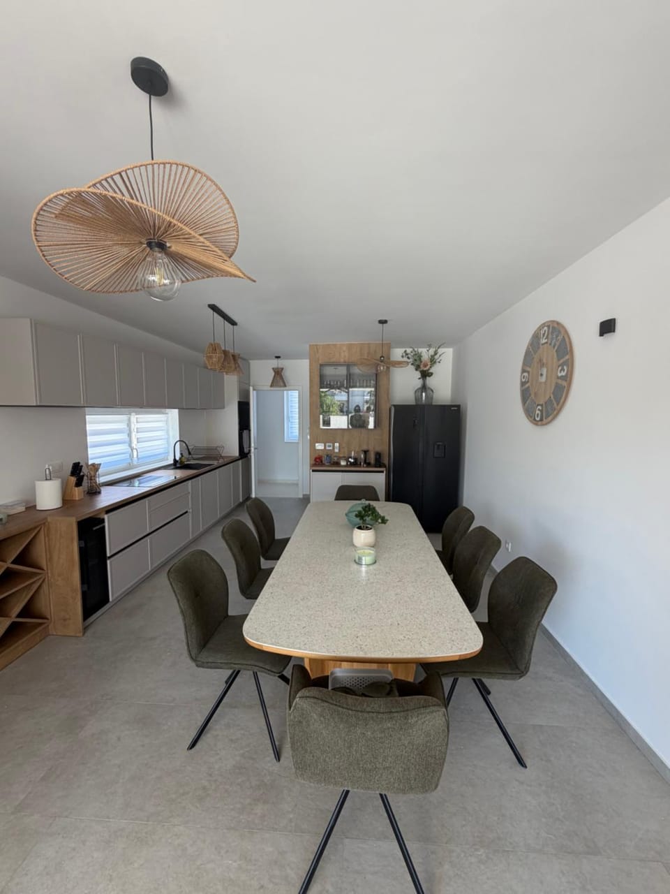 Kitchen or kitchenette, Living room, Seating area, Dining area