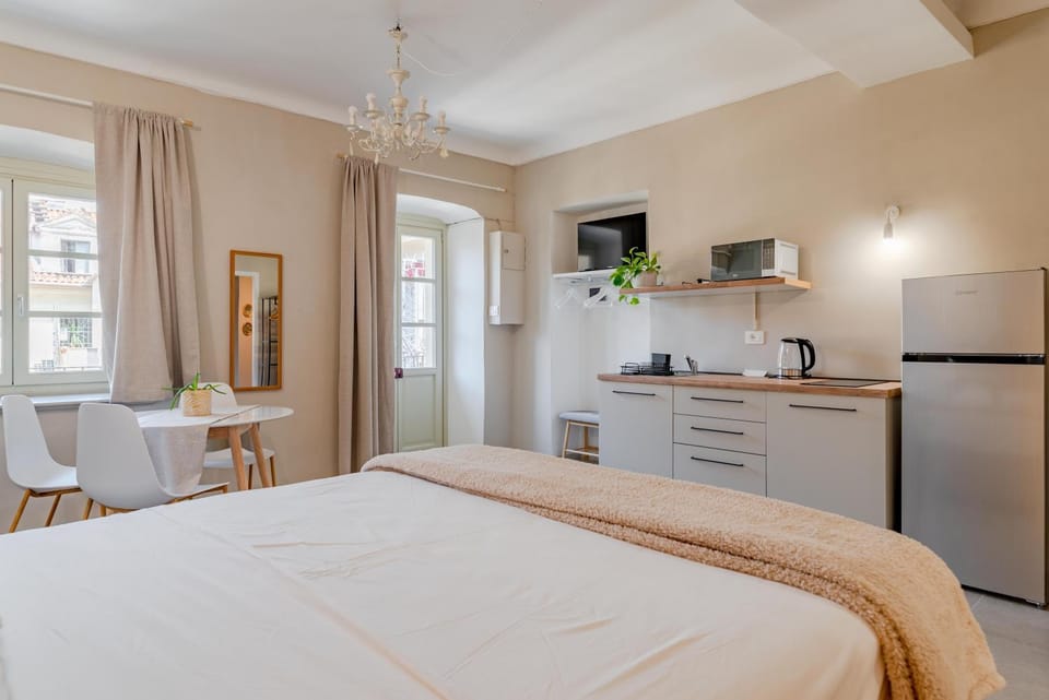 Bed, Kitchen or kitchenette, Photo of the whole room, Dining area, Bedroom