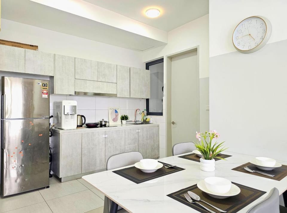 Kitchen or kitchenette, Dining area, stove