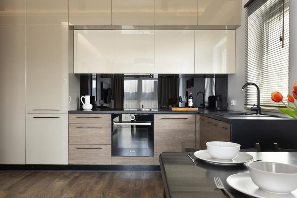 Coffee/tea facilities, Kitchen or kitchenette, Dining area, oven, stove