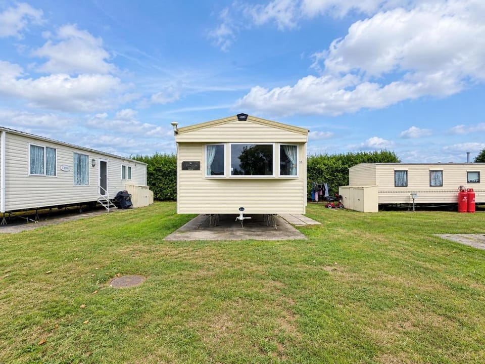 Homely 8 berth caravan at Withernsea Sands in Yorkshire ref 79015SG House in Withernsea