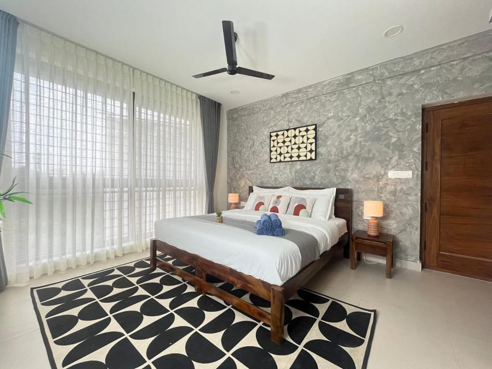 Bed, Photo of the whole room, Bedroom, towels