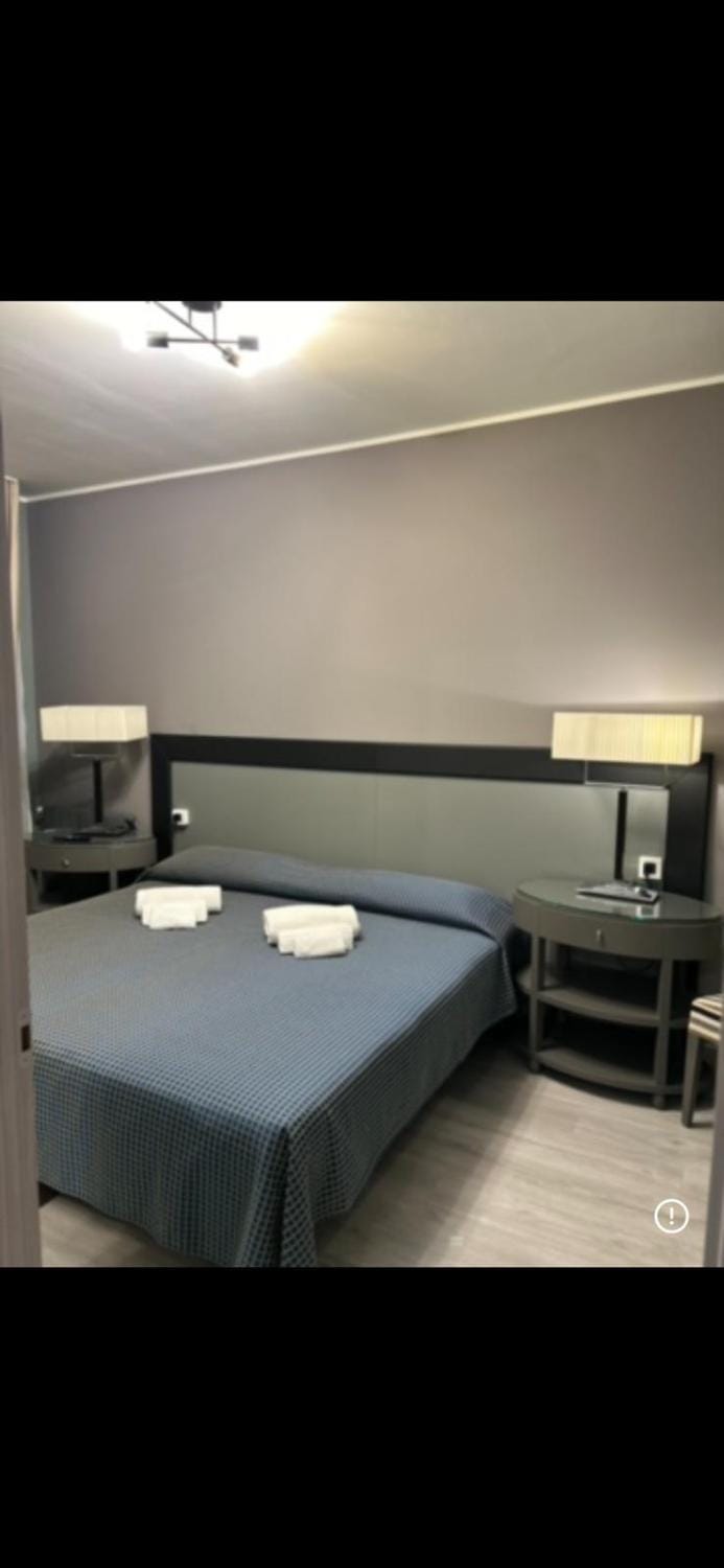 Bed, TV and multimedia, Bedroom