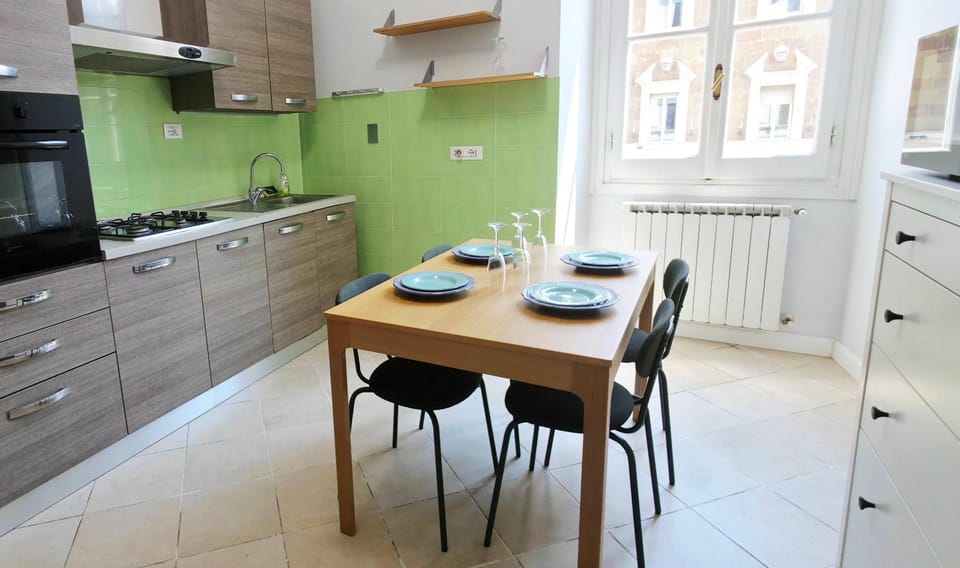 Kitchen or kitchenette, Dining area, stove