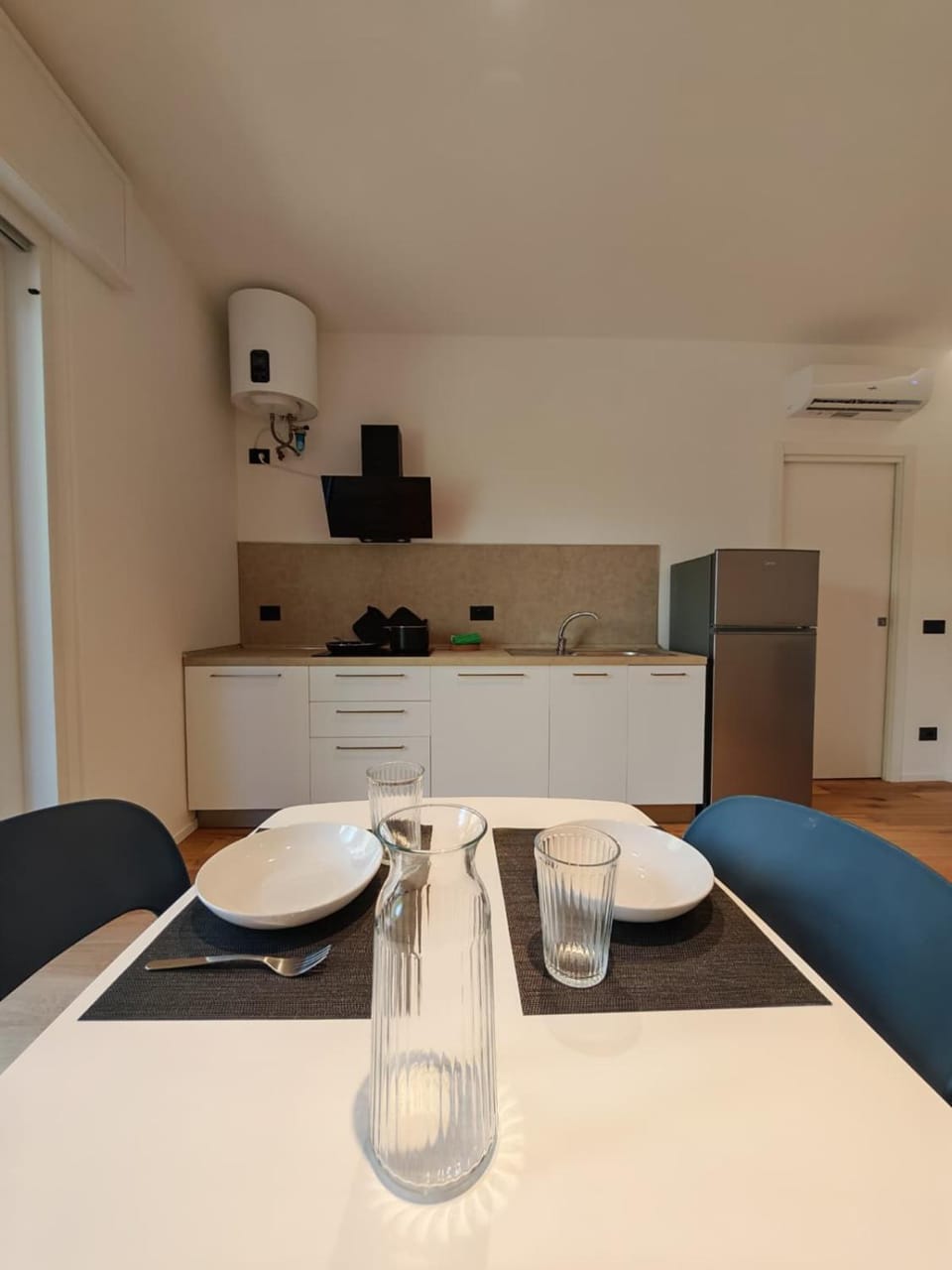 Kitchen or kitchenette, Seating area, Dining area