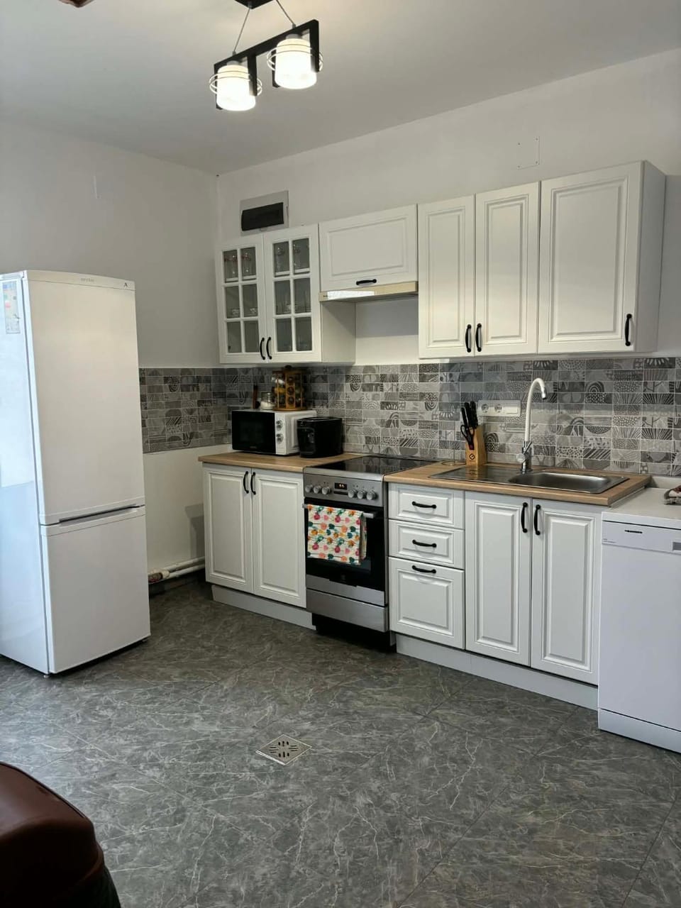 Kitchen or kitchenette, dishwasher, stove