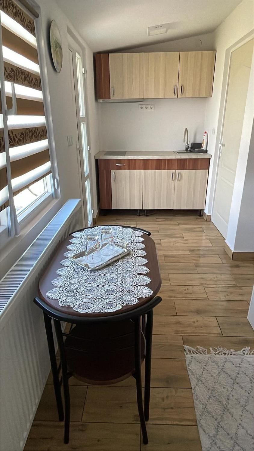 Kitchen or kitchenette, internet, stove