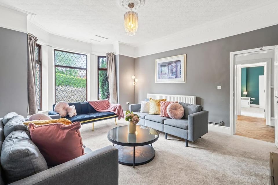 Rochdale 10BR Sleeps 10 Free Parking House in Rochdale