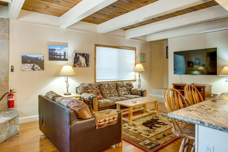 Walk to Regan Beach! Cozy Cabin w/ Private Hot Tub Cabin in Al Tahoe