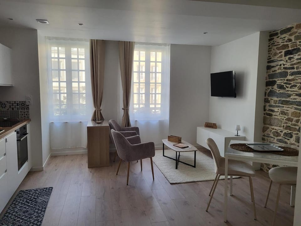 TV and multimedia, Kitchen or kitchenette, Living room, Seating area, Dining area