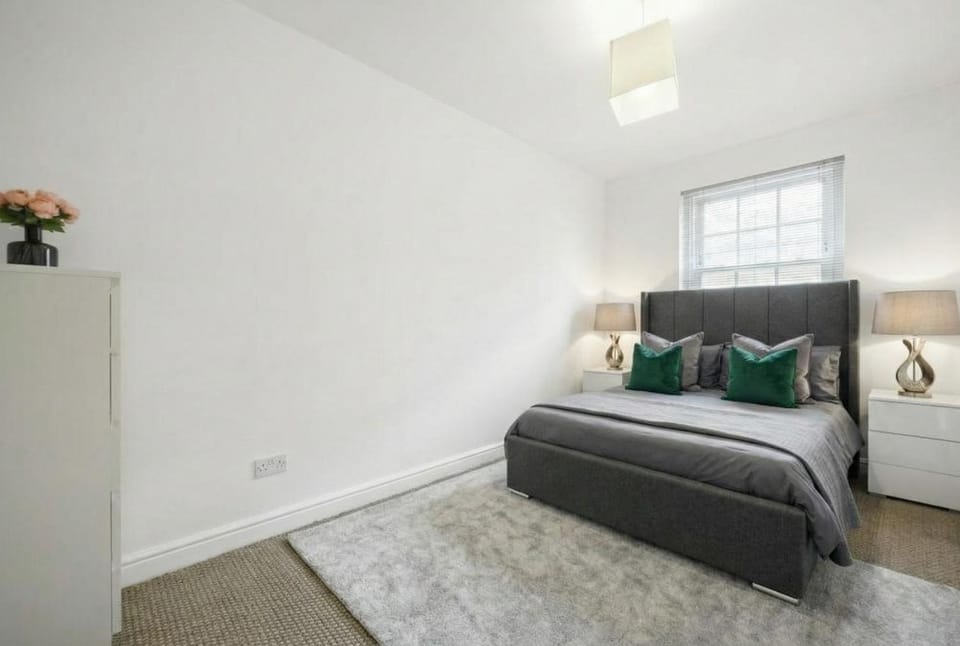 Bed, Living room, Photo of the whole room, Seating area, Bedroom