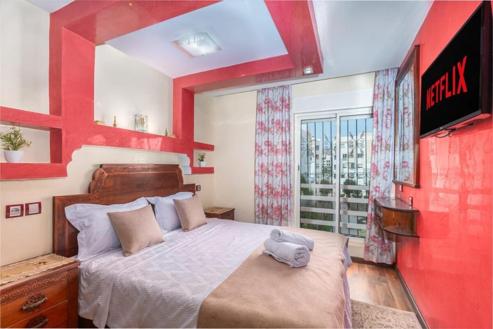 Bed, TV and multimedia, Photo of the whole room, Bedroom, towels