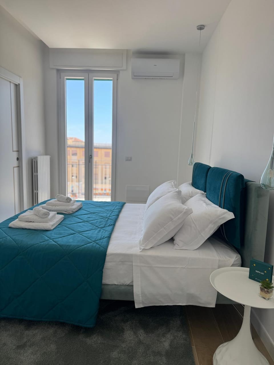 Bed, Photo of the whole room, Bedroom, air conditioner