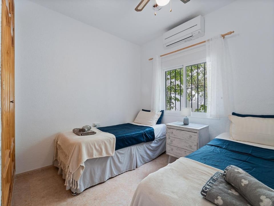 Bed, Photo of the whole room, Bedroom, air conditioner