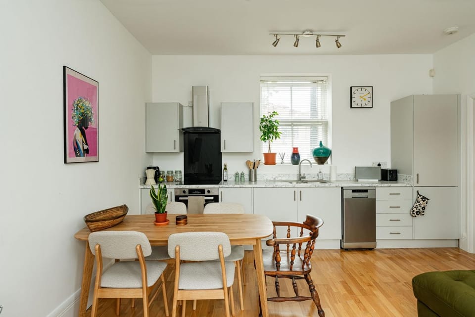 Bright 1BR Flat Opposite Peckham Rye Park Apartment in London Borough of Southwark
