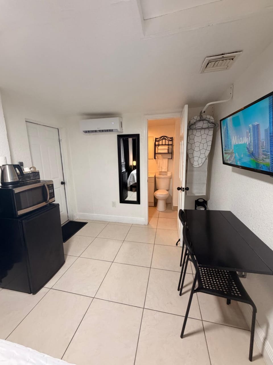 Bathroom, TV and multimedia, Seating area, air conditioner