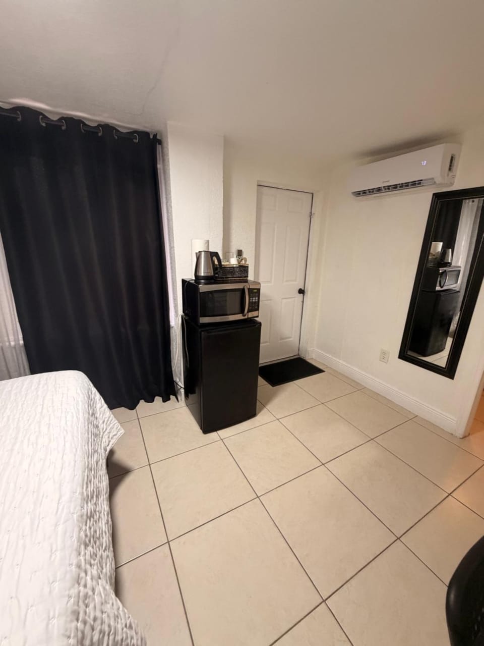 Photo of the whole room, furniture, microwave, air conditioner