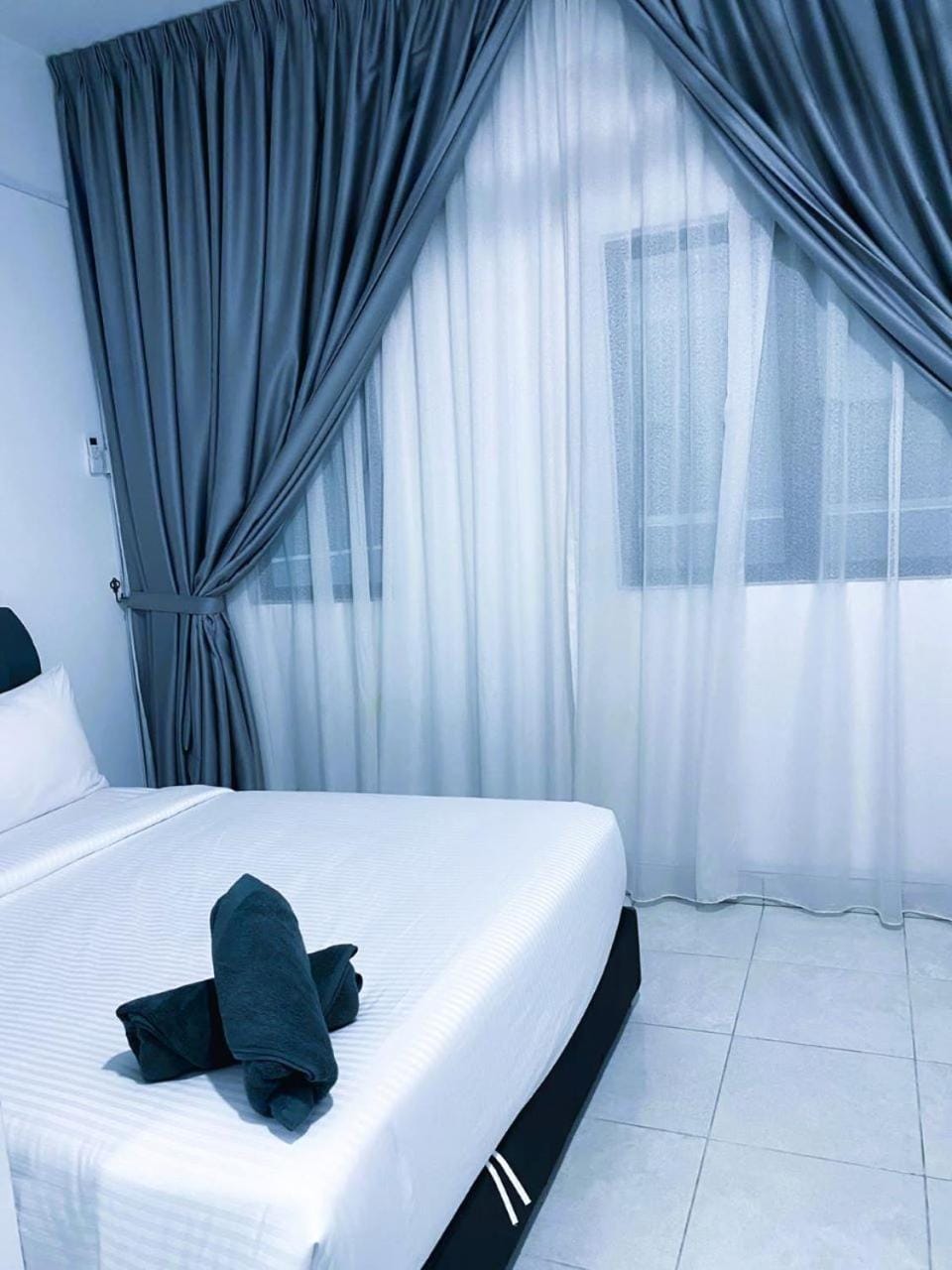 Bed, Bedroom, towels