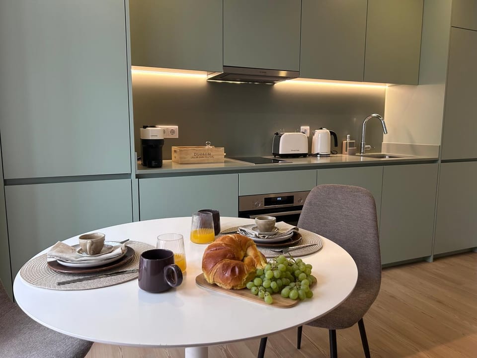 Coffee/tea facilities, Kitchen or kitchenette, Dining area, toaster